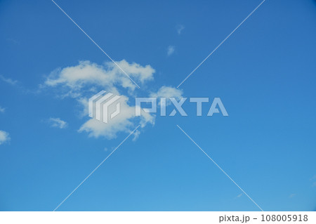 10月の青空に浮かぶ白い雲 108005918
