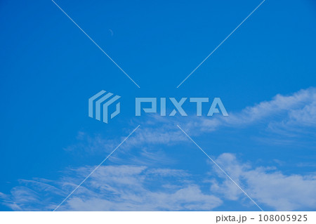 10月の青空と白い雲 10月の青空と白い雲 108005925