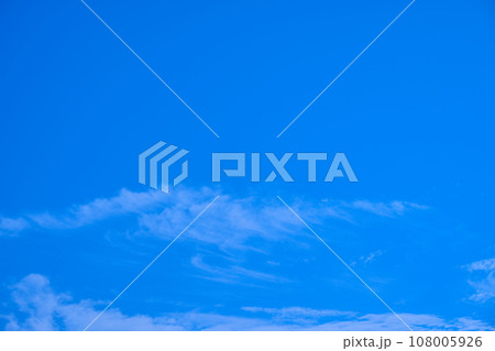 10月の青空と白い雲 10月の青空と白い雲 108005926
