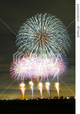 夜空に映えるスターマイン　ちくせい花火大会の風景 108006049
