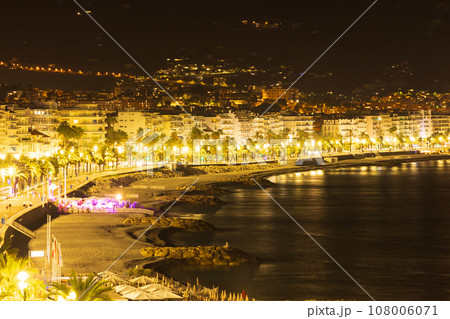 フランス、ニースの夜の地中海の景色 108006071