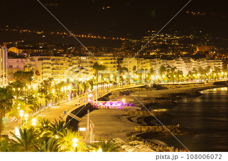 フランス、ニースの夜の地中海の景色 フランス、ニースの夜の地中海の景色 108006072