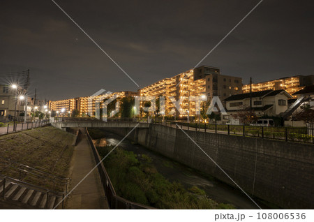 川沿いの新築マンションの夜景 川沿いの新築マンションの夜景 108006536