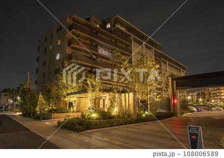ライトアップされた夜のマンション ライトアップされた夜のマンション 108006589