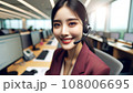 テレホンオペレーターのイラスト、明るいオフィス 108006695