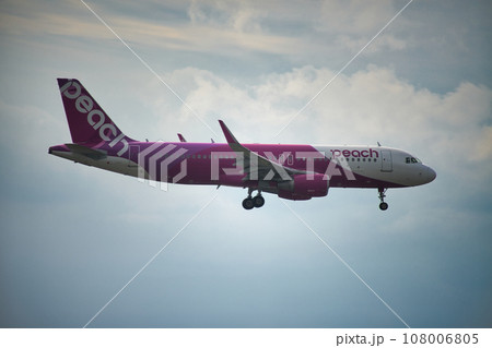 夕空に飛ぶ旅客機 108006805