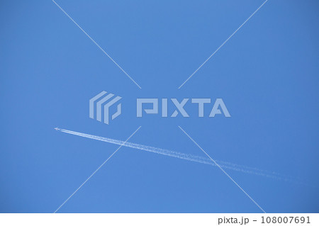 満開の桜と青空に伸びる飛行機雲の風景 108007691