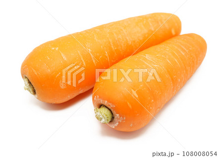 背景を白く飛ばしたずんぐりしたニンジン 108008054
