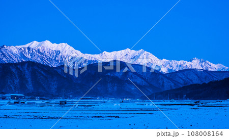 大町市から望む冬の爺ヶ岳・鹿島槍ヶ岳・五竜岳(夜明け前) 大町市から望む冬の爺ヶ岳・鹿島槍ヶ岳・五竜岳(夜明け前) 108008164