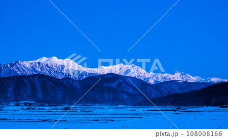 大町市から望む冬の爺ヶ岳・鹿島槍ヶ岳・五竜岳（夜明け前） 108008166