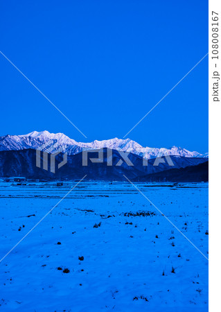 大町市から望む冬の爺ヶ岳・鹿島槍ヶ岳・五竜岳(夜明け前) 大町市から望む冬の爺ヶ岳・鹿島槍ヶ岳・五竜岳(夜明け前) 108008167