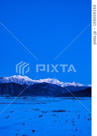 大町市から望む冬の爺ヶ岳・鹿島槍ヶ岳・五竜岳(夜明け前) 大町市から望む冬の爺ヶ岳・鹿島槍ヶ岳・五竜岳(夜明け前) 108008168