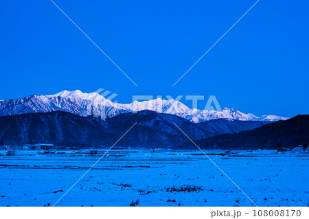 大町市から望む冬の爺ヶ岳・鹿島槍ヶ岳・五竜岳（夜明け前） 108008170