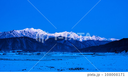 大町市から望む冬の爺ヶ岳・鹿島槍ヶ岳・五竜岳（夜明け前） 108008171
