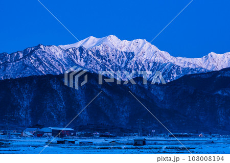 大町市から望む冬の爺ヶ岳（夜明け前） 108008194
