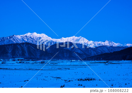 大町市から望む冬の爺ヶ岳・鹿島槍ヶ岳・五竜岳(夜明け前) 大町市から望む冬の爺ヶ岳・鹿島槍ヶ岳・五竜岳(夜明け前) 108008222