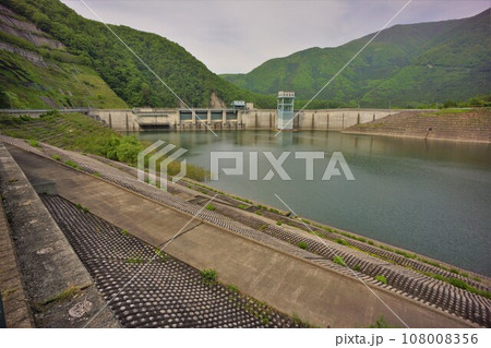大川ダムの堤体とダム湖 108008356