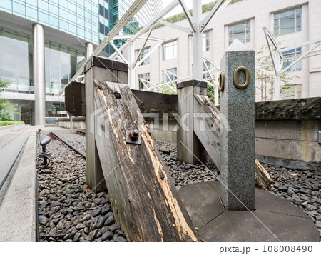 0哩標識（ゼロマイルポスト）と創業時の線路　【旧新橋停車場】 108008490