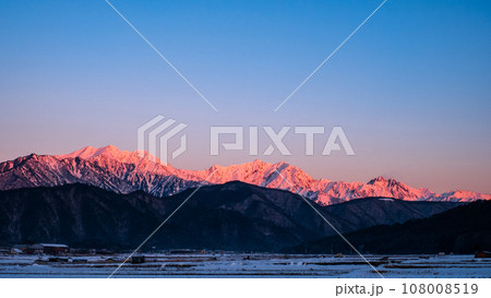 大町市から望む冬の爺ヶ岳・鹿島槍ヶ岳・五竜岳(モルゲンロート) 大町市から望む冬の爺ヶ岳・鹿島槍ヶ岳・五竜岳(モルゲンロート) 108008519