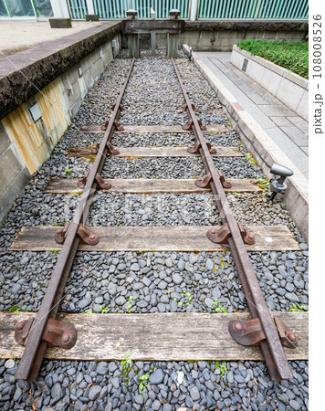 0哩標識(ゼロマイルポスト)と創業時の線路 【旧新橋停車場】 0哩標識(ゼロマイルポスト)と創業時の線路 【旧新橋停車場】 108008526