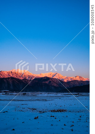 大町市から望む冬の爺ヶ岳・鹿島槍ヶ岳・五竜岳（モルゲンロート） 108008545