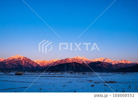 大町市から望む冬の北アルプス(モルゲンロート) 大町市から望む冬の北アルプス(モルゲンロート) 108008552