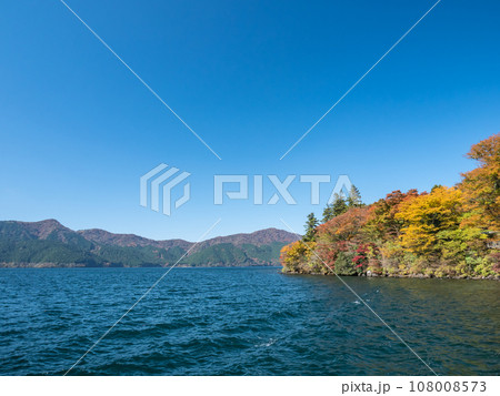 秋の芦ノ湖 秋の芦ノ湖 108008573