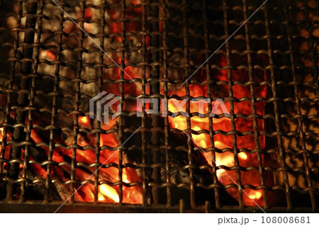 炭火での網焼き 108008681