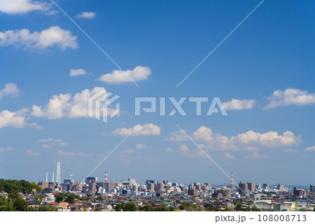 爽やかな青空の郊外風景《三重県・四日市市》 爽やかな青空の郊外風景《三重県・四日市市》 108008713
