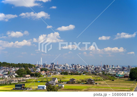 爽やかな青空の郊外風景《三重県・四日市市》 108008714