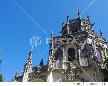 青空に映えるレガレイラ宮殿 108008841