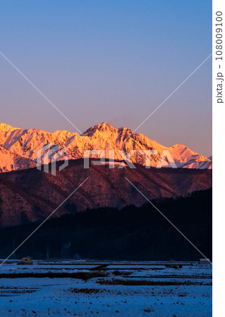 大町市から望む冬の五竜岳(モルゲンロート) 大町市から望む冬の五竜岳(モルゲンロート) 108009100