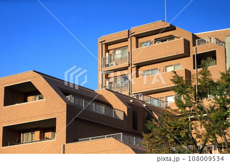 青空と集合住宅 青空と集合住宅 108009534