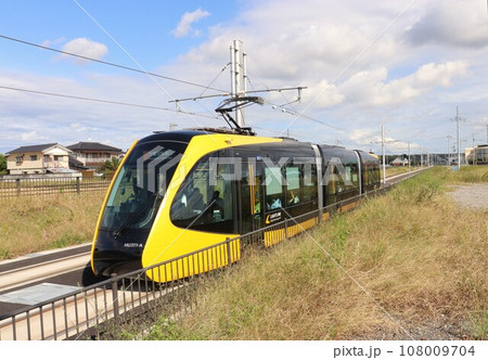 新規開業したライトラインの電車　宇都宮市　栃木県 108009704