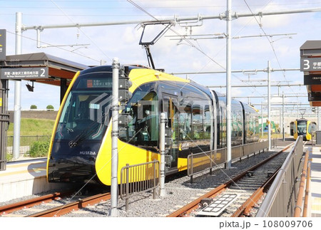 新規開業したライトラインの電車　宇都宮市　栃木県 108009706