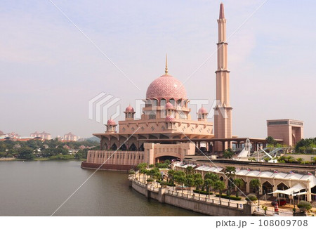 世界一美しいモスク　ピンクモスク　プトラ・モスク　マレーシア　プトラジャヤ 108009708