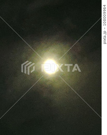 中秋の名月に撮影した夜空の月 中秋の名月に撮影した夜空の月 108009964