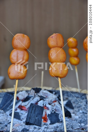 炭火で焼く醤油団子 炭火で焼く醤油団子 108010444