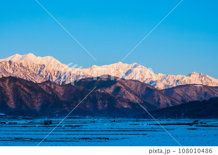 大町市から望む冬の爺ヶ岳・鹿島槍ヶ岳・五竜岳（夜明け） 108010486