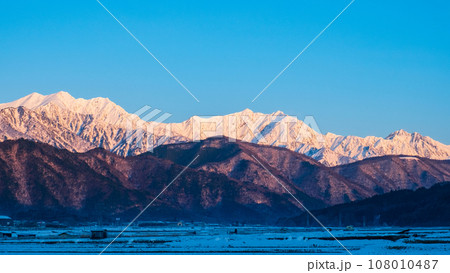 大町市から望む冬の爺ヶ岳・鹿島槍ヶ岳・五竜岳（夜明け） 108010487