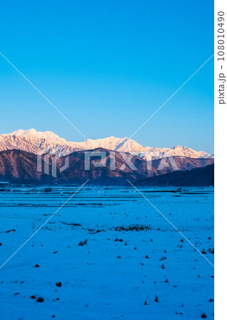 大町市から望む冬の爺ヶ岳・鹿島槍ヶ岳・五竜岳（夜明け） 108010490