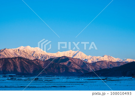 大町市から望む冬の爺ヶ岳・鹿島槍ヶ岳・五竜岳(夜明け) 大町市から望む冬の爺ヶ岳・鹿島槍ヶ岳・五竜岳(夜明け) 108010493