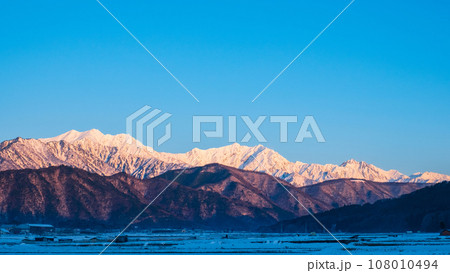 大町市から望む冬の爺ヶ岳・鹿島槍ヶ岳・五竜岳(夜明け) 大町市から望む冬の爺ヶ岳・鹿島槍ヶ岳・五竜岳(夜明け) 108010494