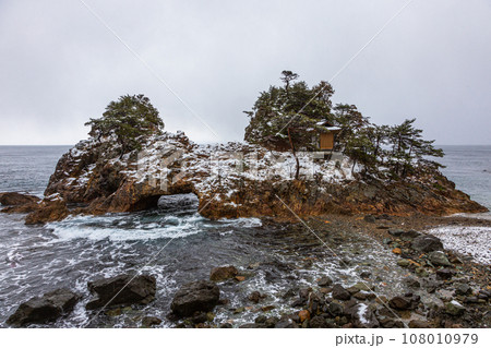 【新潟県・佐渡・赤亀岩】海岸美が続く前浜海岸・赤亀岩 冬編 【新潟県・佐渡・赤亀岩】海岸美が続く前浜海岸・赤亀岩 冬編 108010979