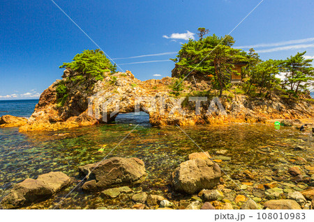 【新潟県・佐渡・赤亀岩】海岸美が続く前浜海岸・赤亀岩 夏編 7月 8月 【新潟県・佐渡・赤亀岩】海岸美が続く前浜海岸・赤亀岩 夏編 7月 8月 108010983
