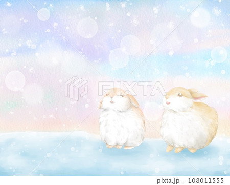 水彩の美しい夕焼け空の下で、初めての雪を楽しむ2匹の子ウサギ達のイラスト。 108011555
