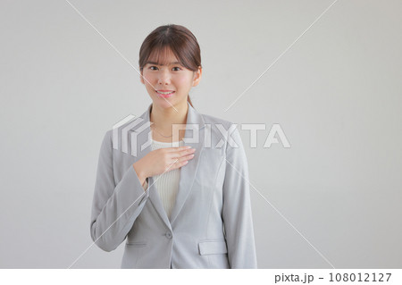 お任せくださいのポーズ_若い女性2 108012127
