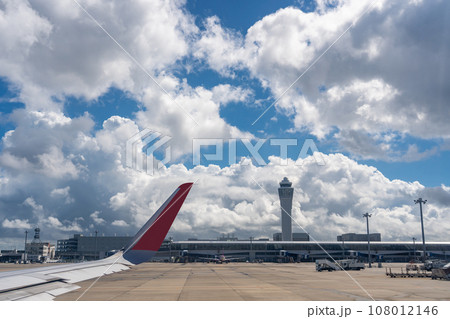 愛知県中部国際空港セントレアを飛び立つ寸前の飛行機の翼と滑走路 愛知県中部国際空港セントレアを飛び立つ寸前の飛行機の翼と滑走路 108012146