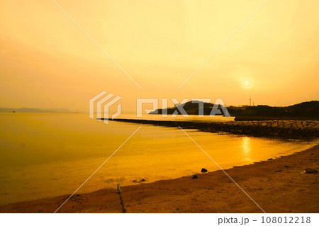 小豆島の風景　夕暮れのオリーブ海岸 108012218