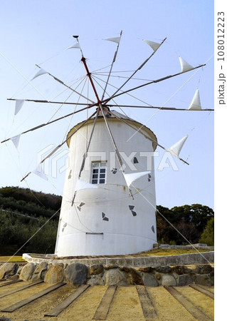 小豆島の風景　オリーブ公園（スペイン風車） 108012223